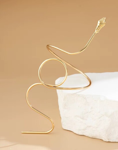 Geometric arm bracket